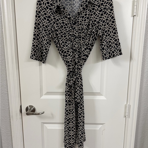 Laundry By Shelli Segal Dresses & Skirts - Laundry By Shelli Segal Black and Cream Long Sleeve Dress